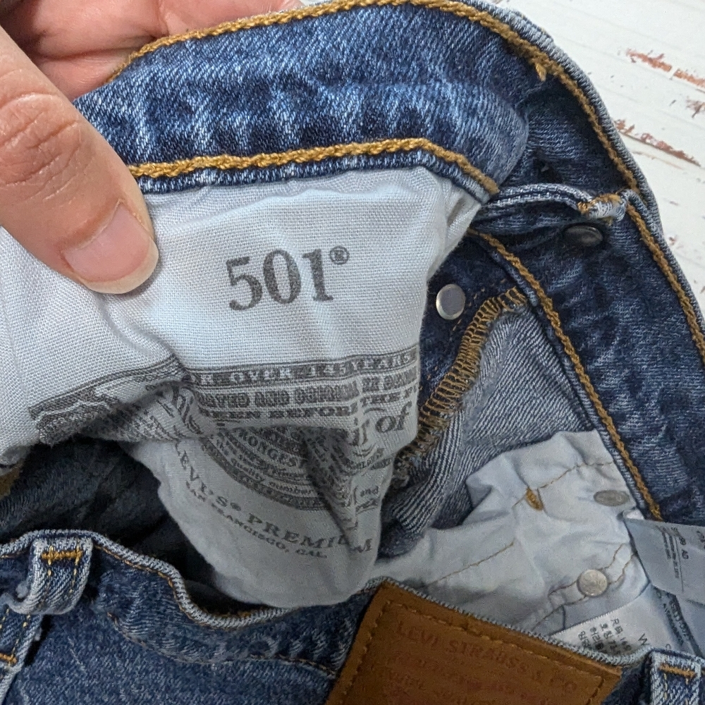 Levis 501 cut off jean shorts - Picture 2 of 10